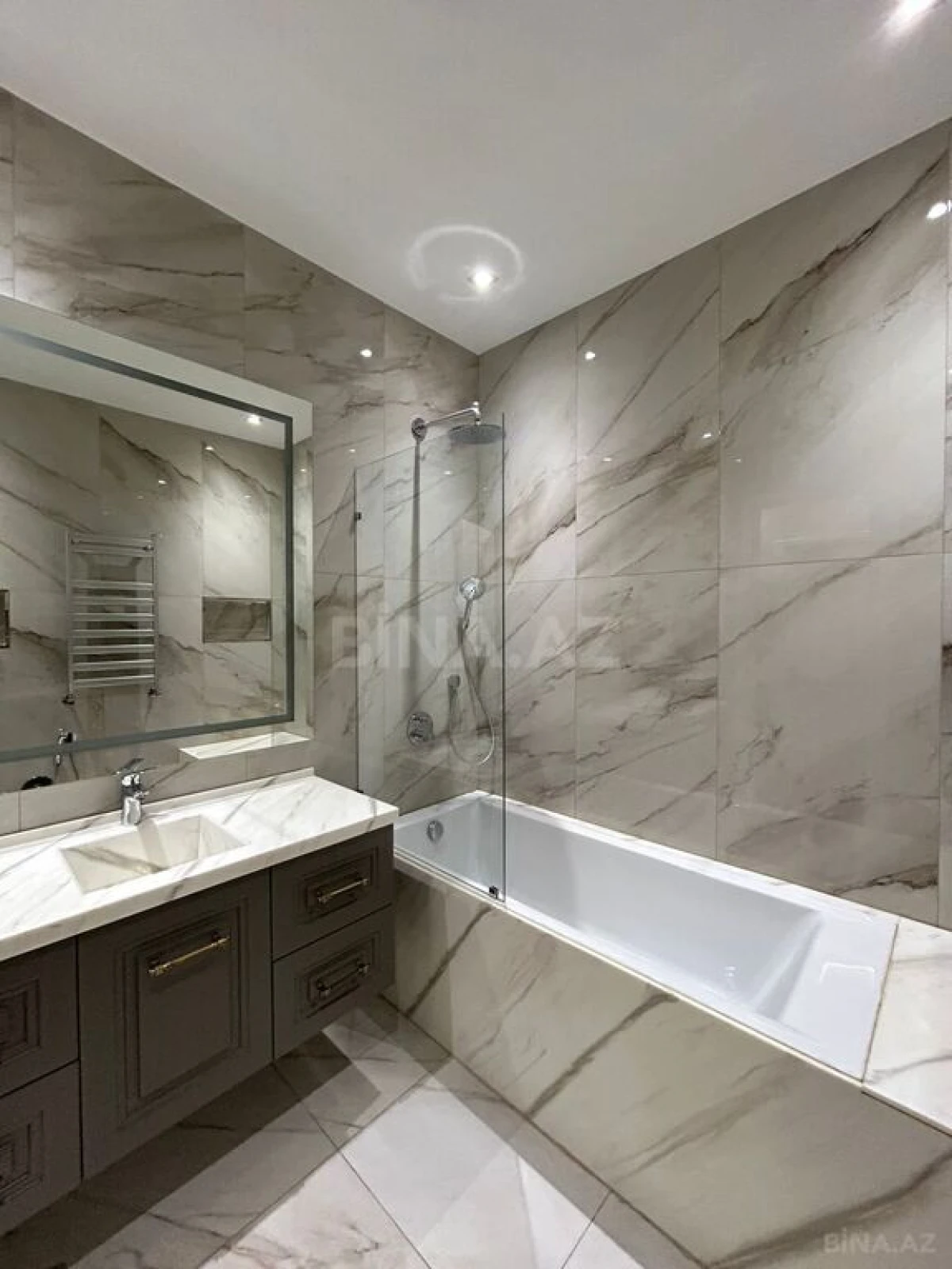 Satılır 4 otaqlı mənzil 235 m²