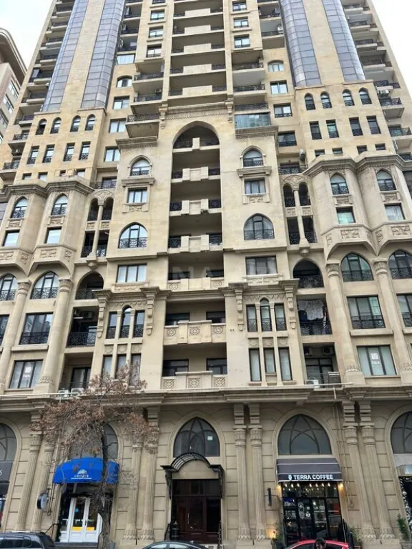 Satılır 4 otaqlı mənzil 235 m²
