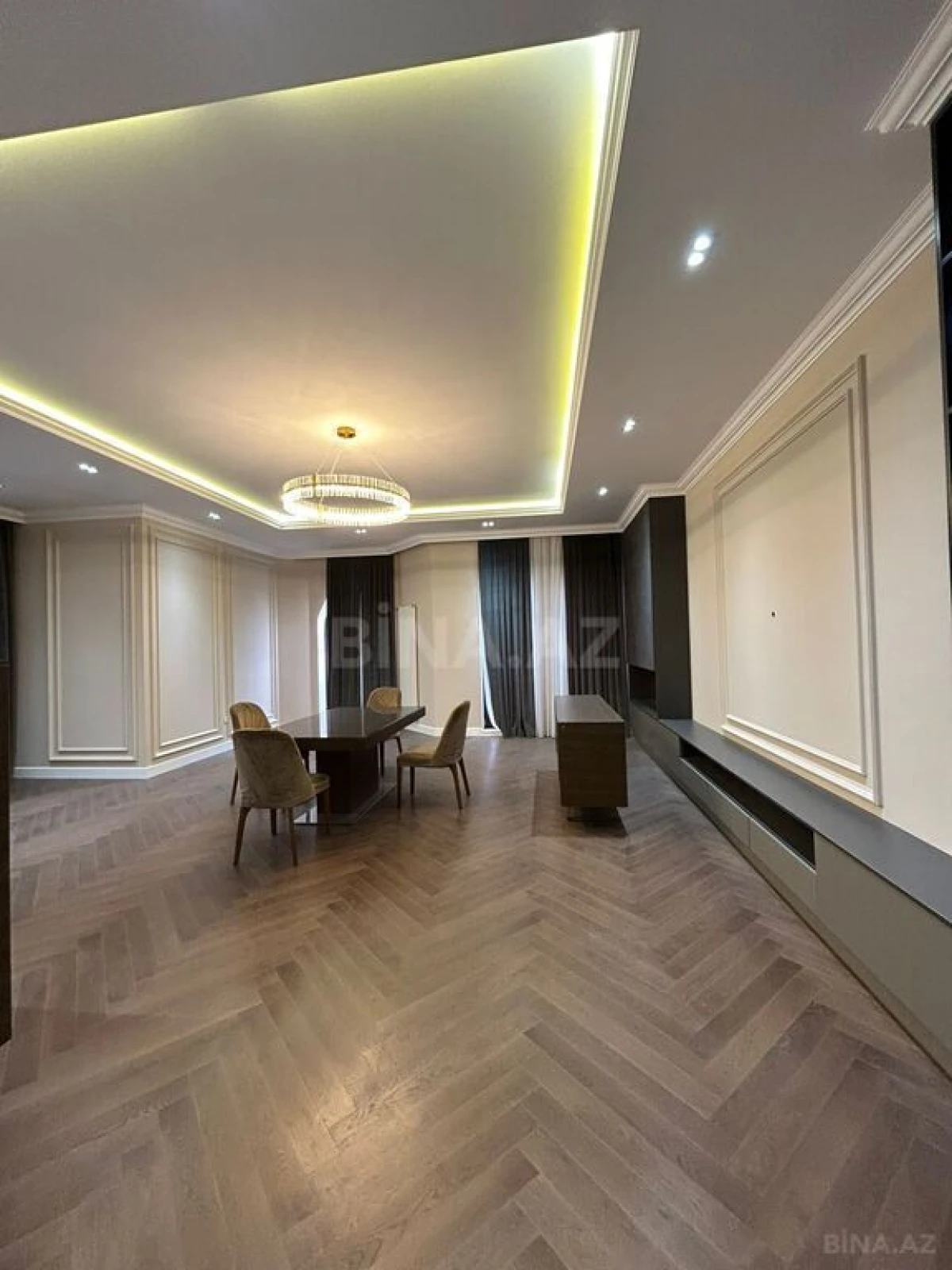 Satılır 4 otaqlı mənzil 235 m²
