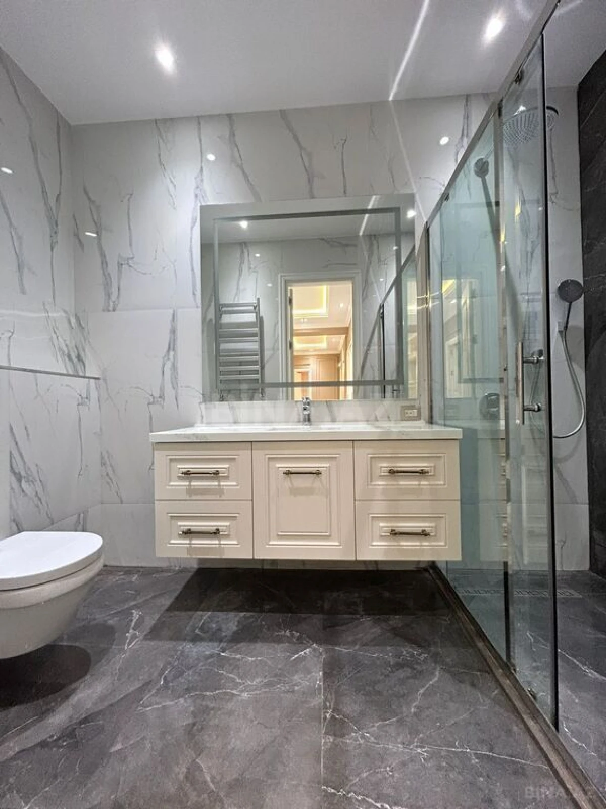 Satılır 4 otaqlı mənzil 235 m²