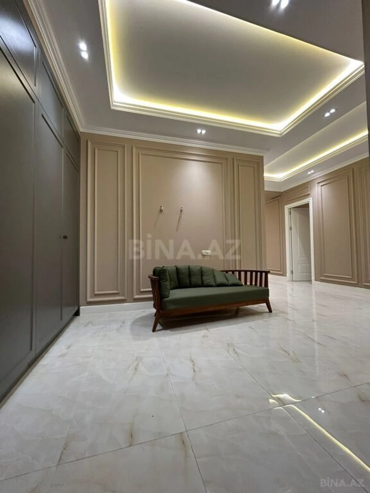 Satılır 4 otaqlı mənzil 235 m²