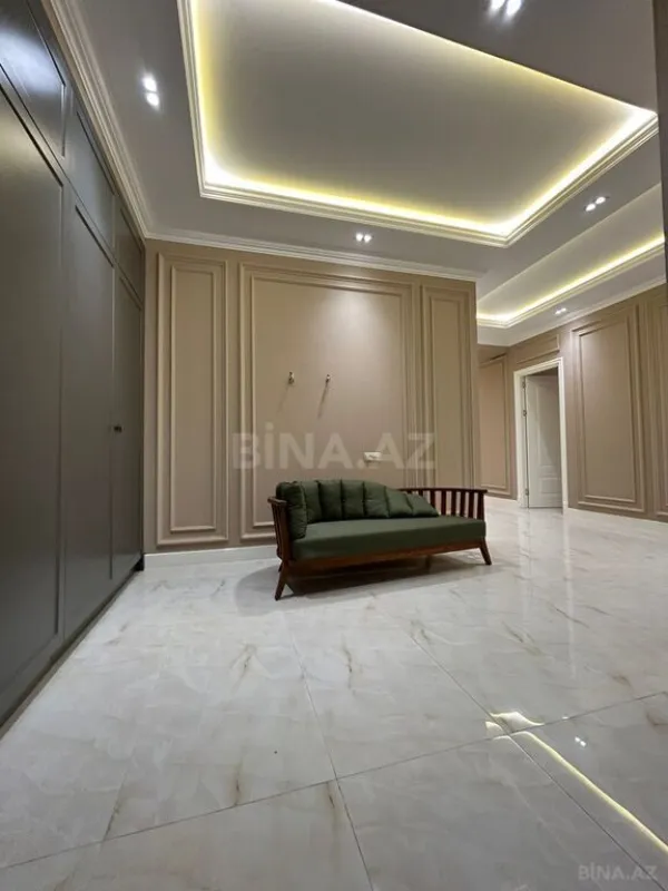 Satılır 4 otaqlı mənzil 235 m²