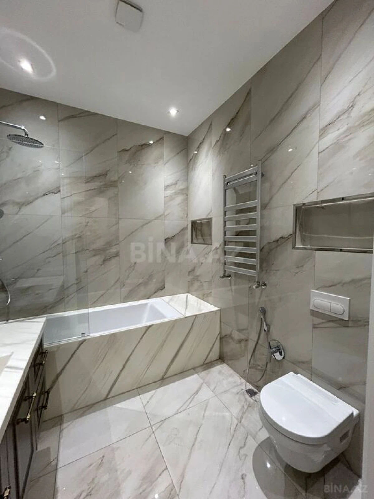 Satılır 4 otaqlı mənzil 235 m²