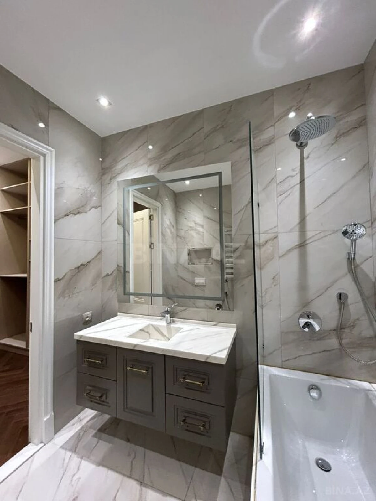 Satılır 4 otaqlı mənzil 235 m²