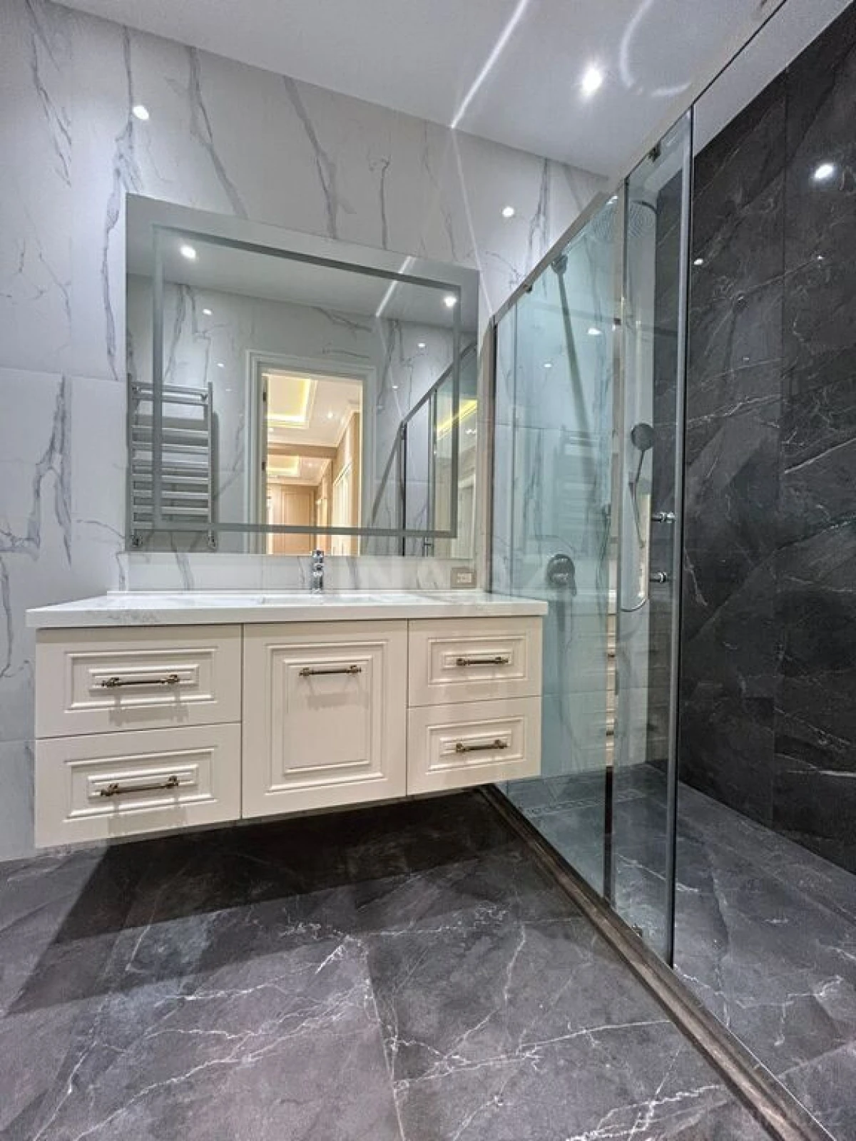 Satılır 4 otaqlı mənzil 235 m²