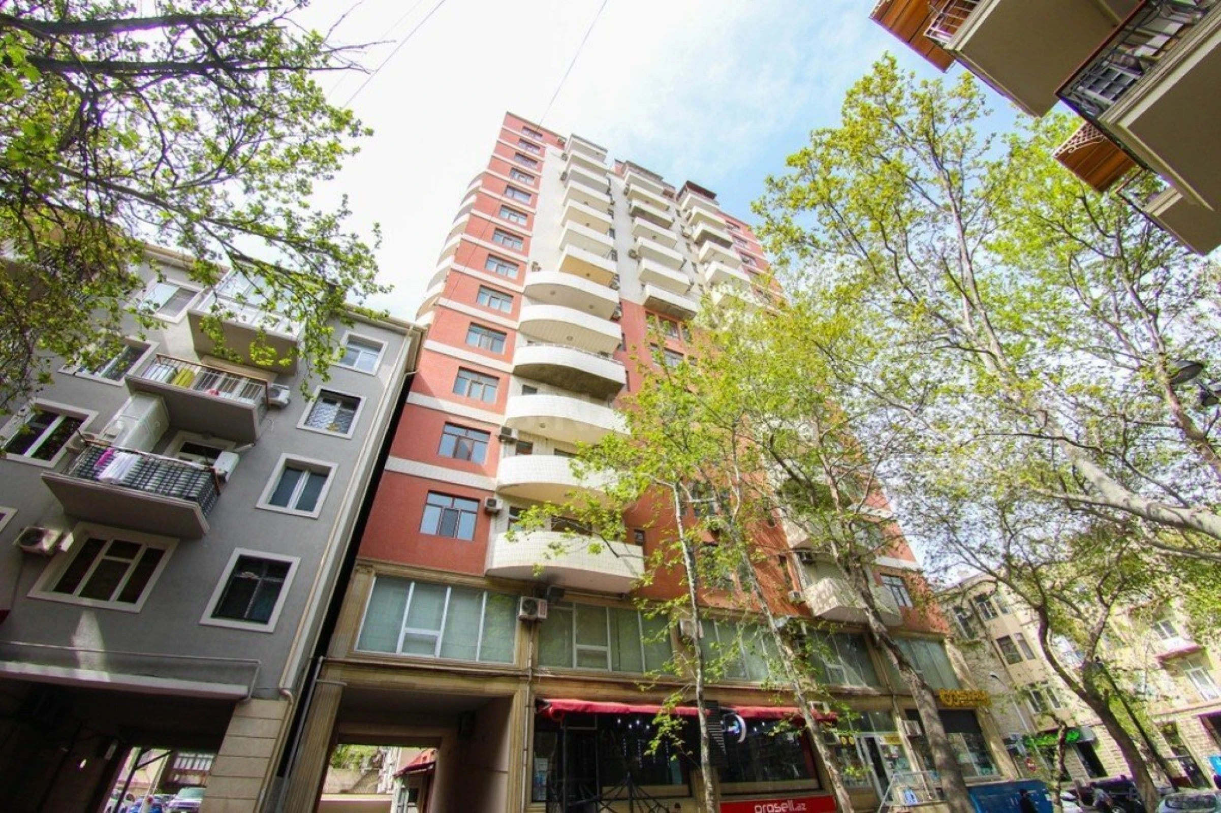 Satılır 6 otaqlı mənzil 176 m²