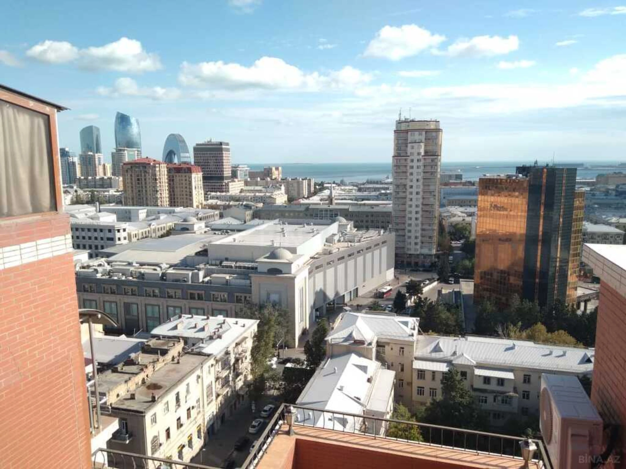 Satılır 6 otaqlı mənzil 176 m²