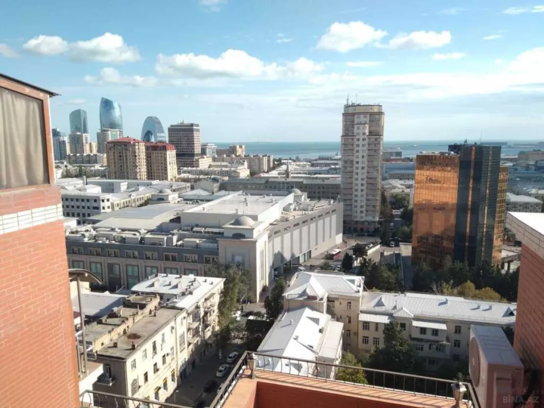 Satılır 6 otaqlı mənzil 176 m²