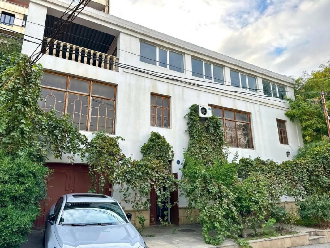 Satılır 8 otaqlı həyət evi 300 m²