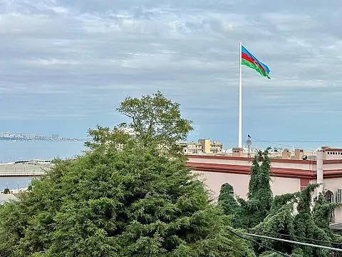 Satılır 8 otaqlı həyət evi 300 m²