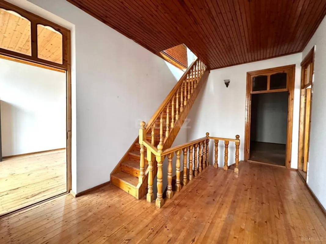 Satılır 8 otaqlı həyət evi 300 m²