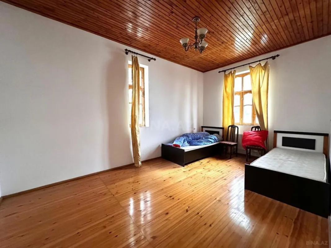 Satılır 8 otaqlı həyət evi 300 m²