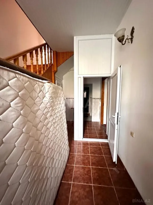 Satılır 8 otaqlı həyət evi 300 m²