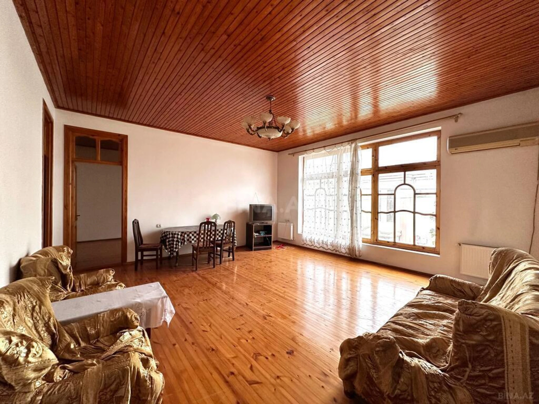 Satılır 8 otaqlı həyət evi 300 m²