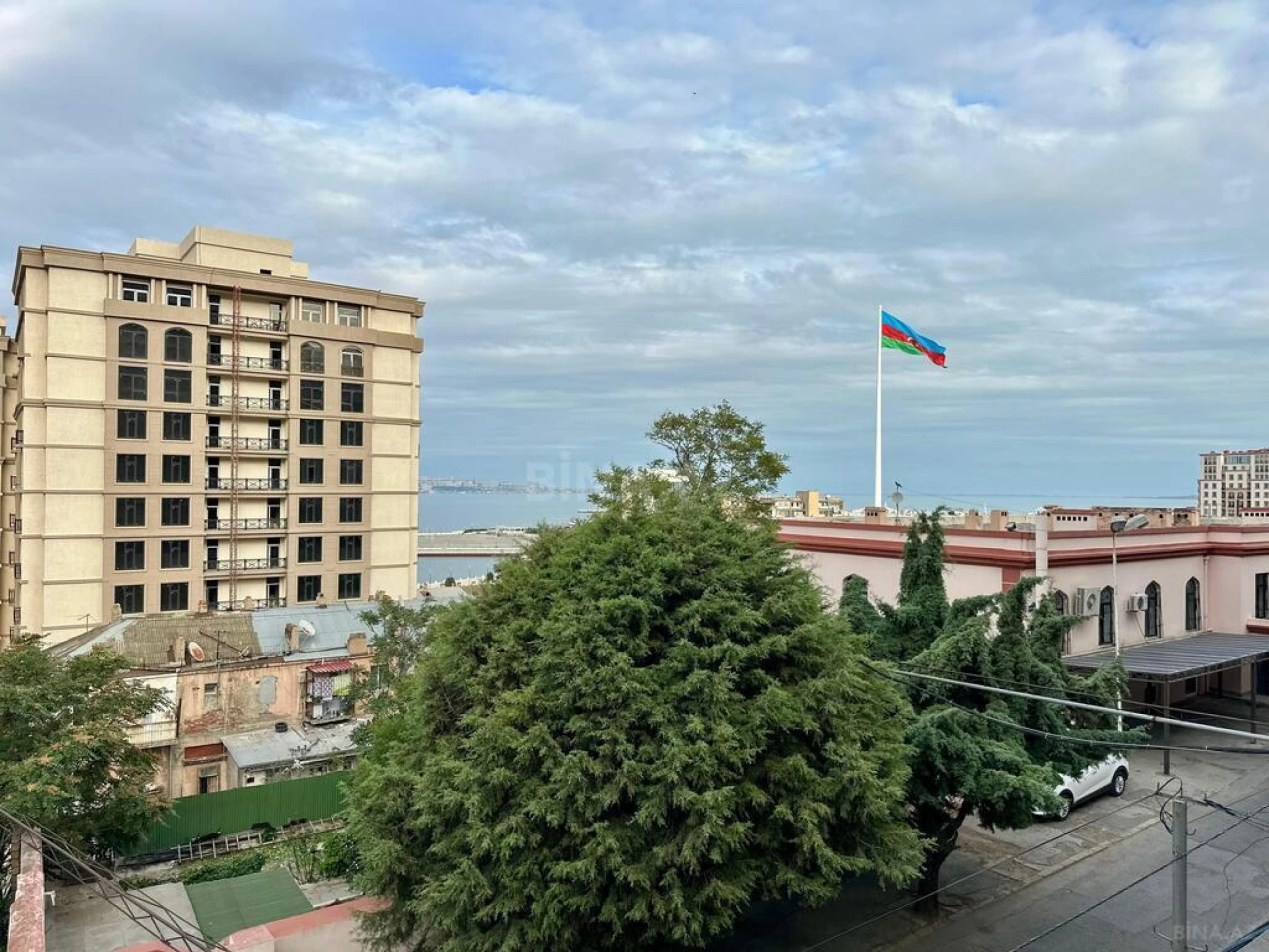 Satılır 8 otaqlı həyət evi 300 m²