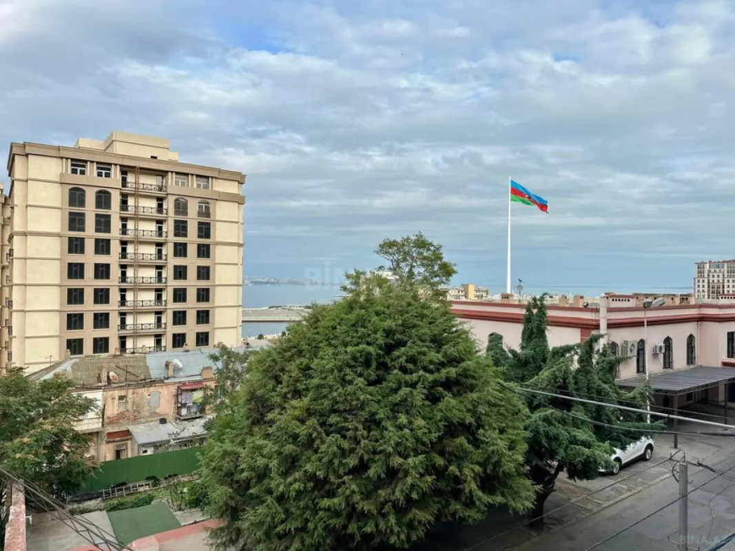 Satılır 8 otaqlı həyət evi 300 m²