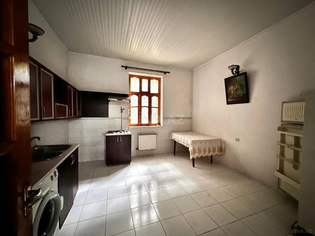 Satılır 8 otaqlı həyət evi 300 m²