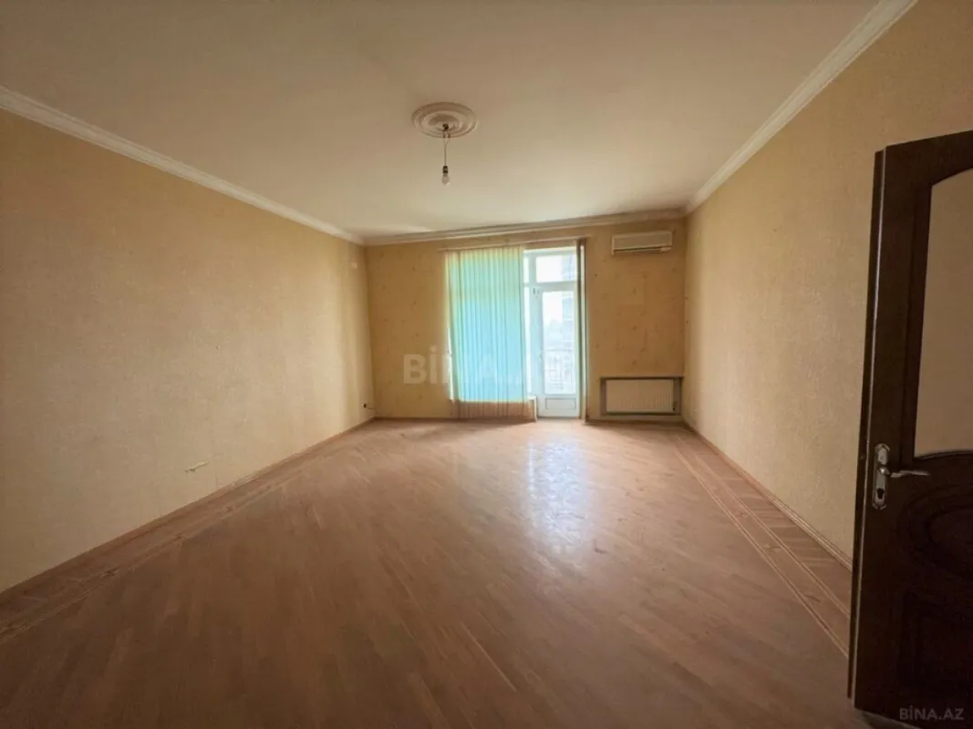 Satılır 8 otaqlı mənzil 464 m²