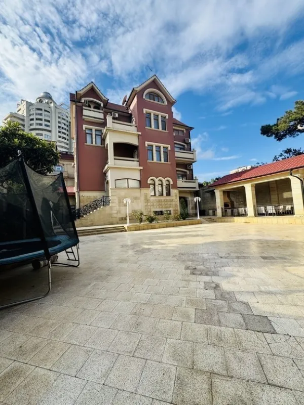 Satılır 9 otaqlı həyət evi 550 m²