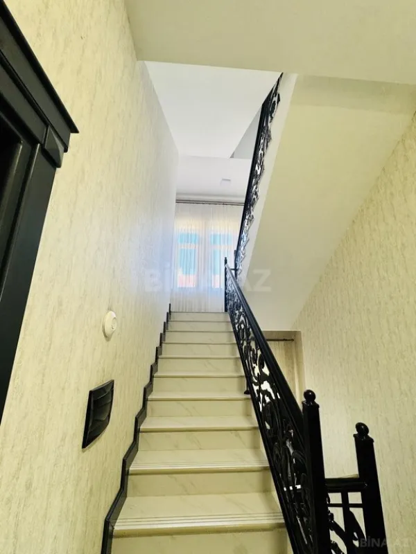 Satılır 9 otaqlı həyət evi 550 m²