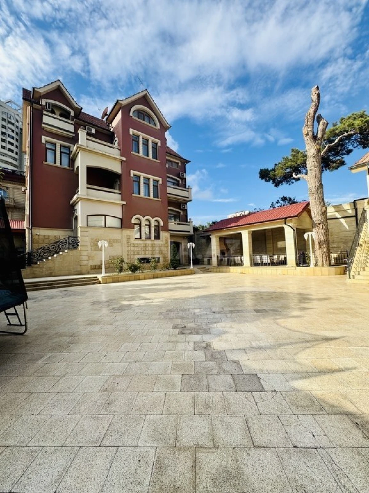 Satılır 9 otaqlı həyət evi 550 m²