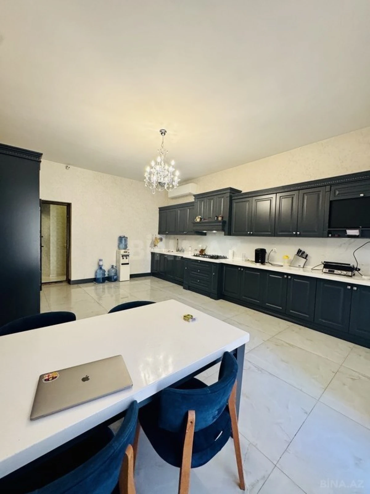 Satılır 9 otaqlı həyət evi 550 m²