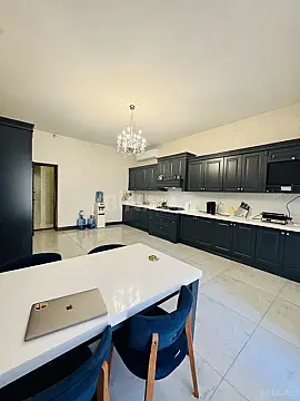 Satılır 9 otaqlı həyət evi 550 m²