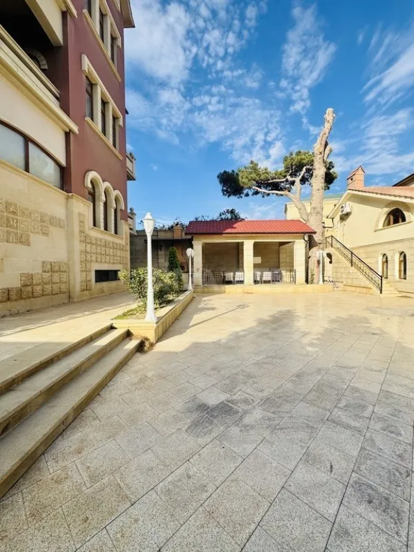 Satılır 9 otaqlı həyət evi 550 m²