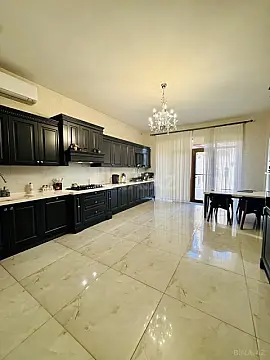 Satılır 9 otaqlı həyət evi 550 m²