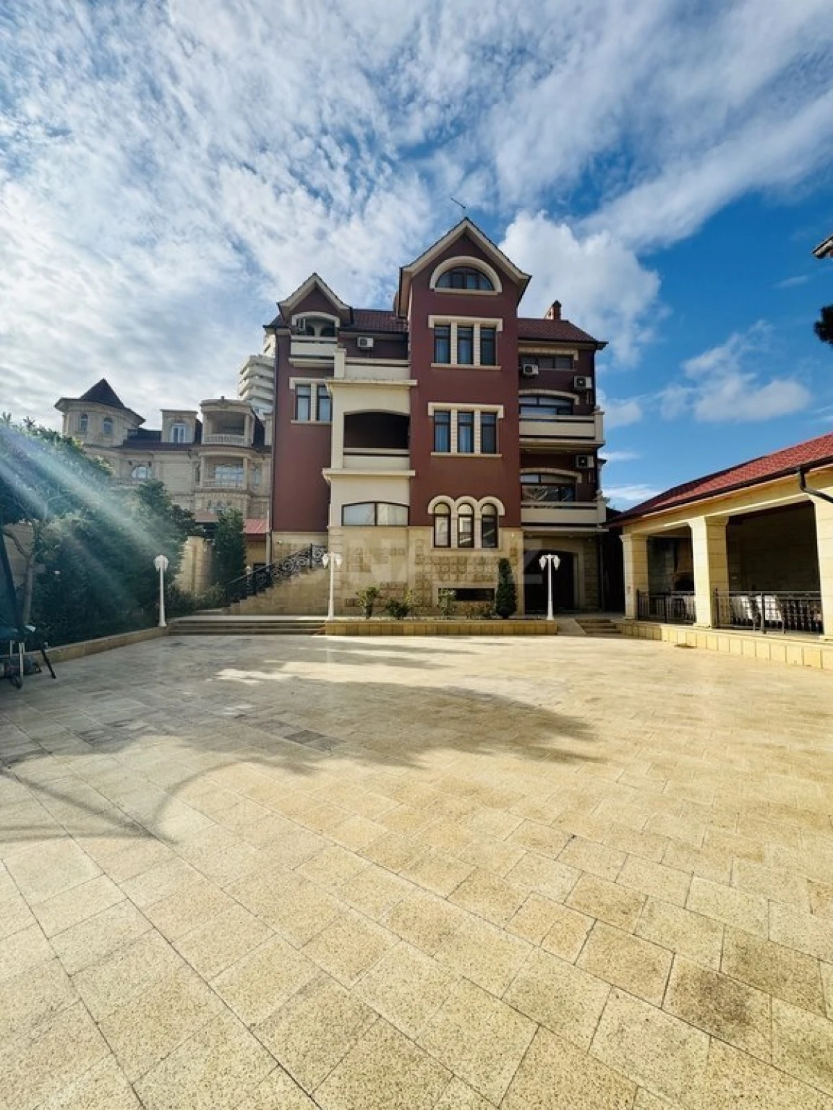 Satılır 9 otaqlı həyət evi 550 m²