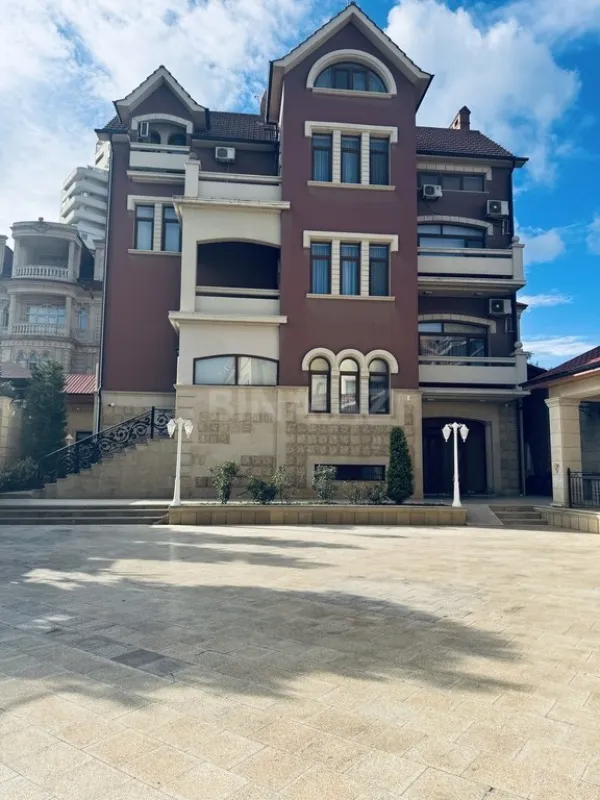 Satılır 9 otaqlı həyət evi 550 m²