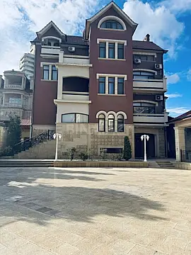 Satılır 9 otaqlı həyət evi 550 m²