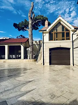 Satılır 9 otaqlı həyət evi 550 m²