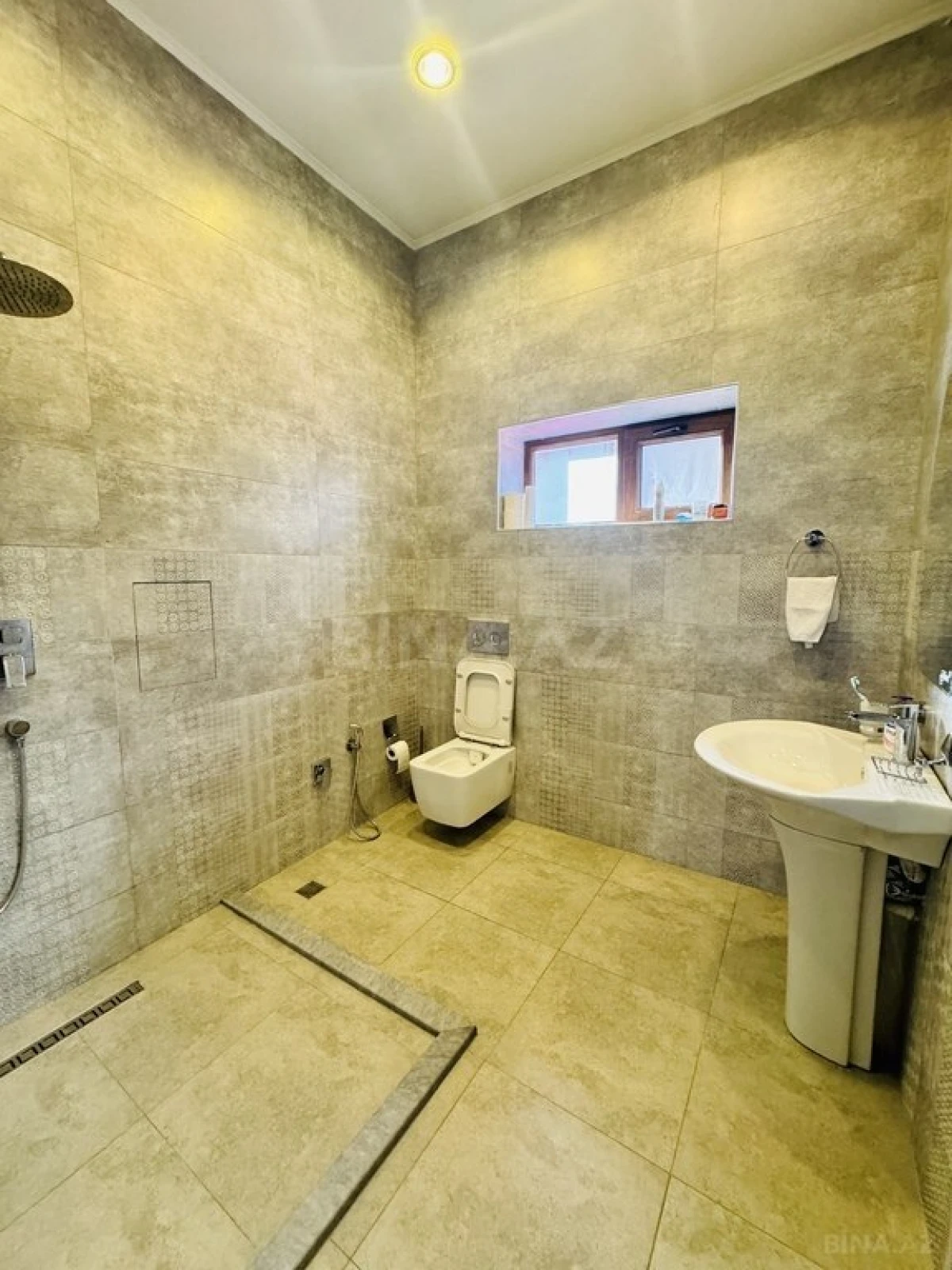 Satılır 9 otaqlı həyət evi 550 m²