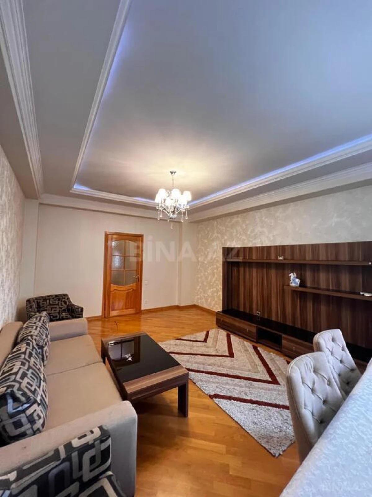 Kirayə verilir 3 otaqlı mənzil 136 m²
