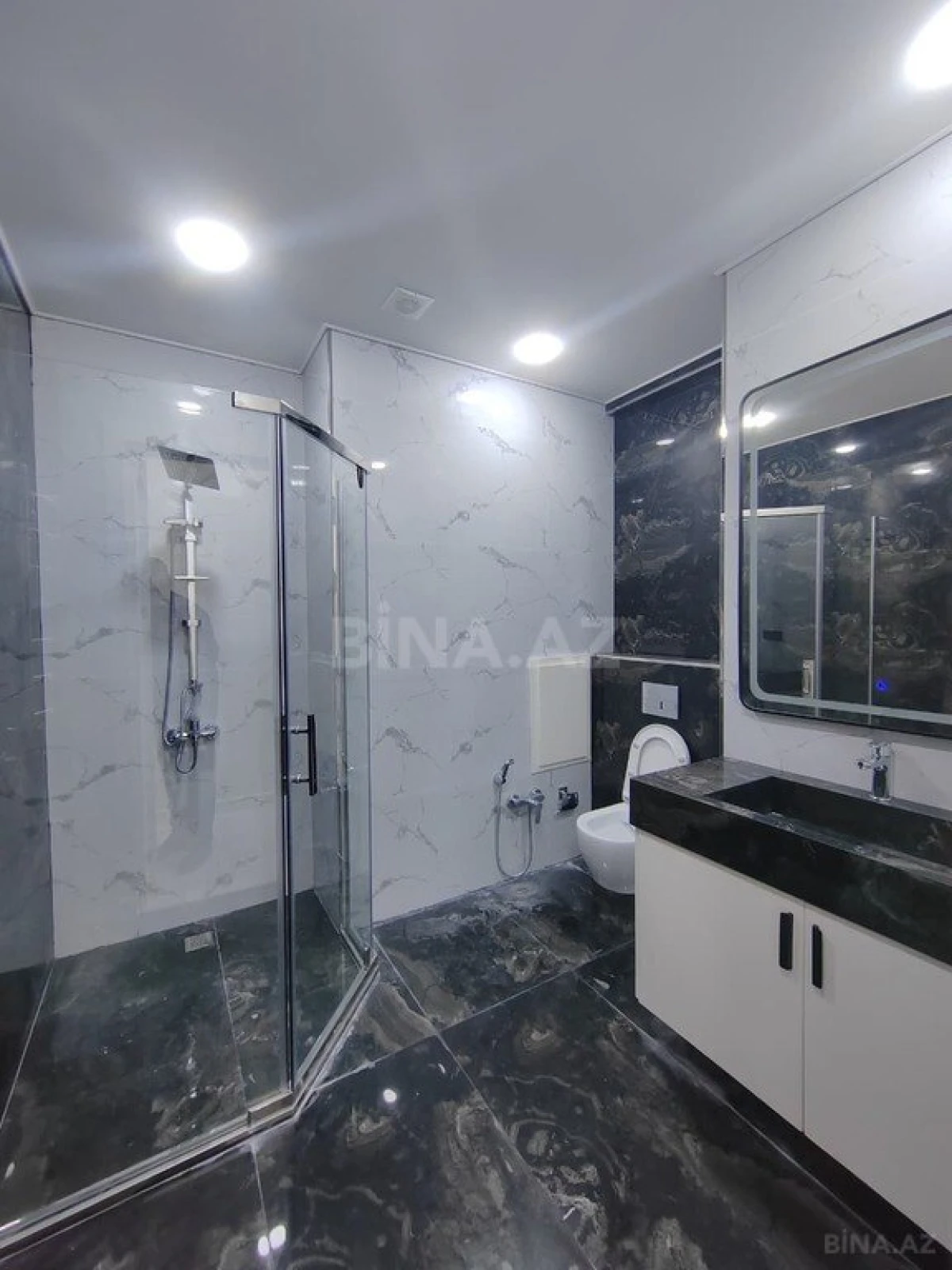Satılır 3 otaqlı mənzil 151 m²