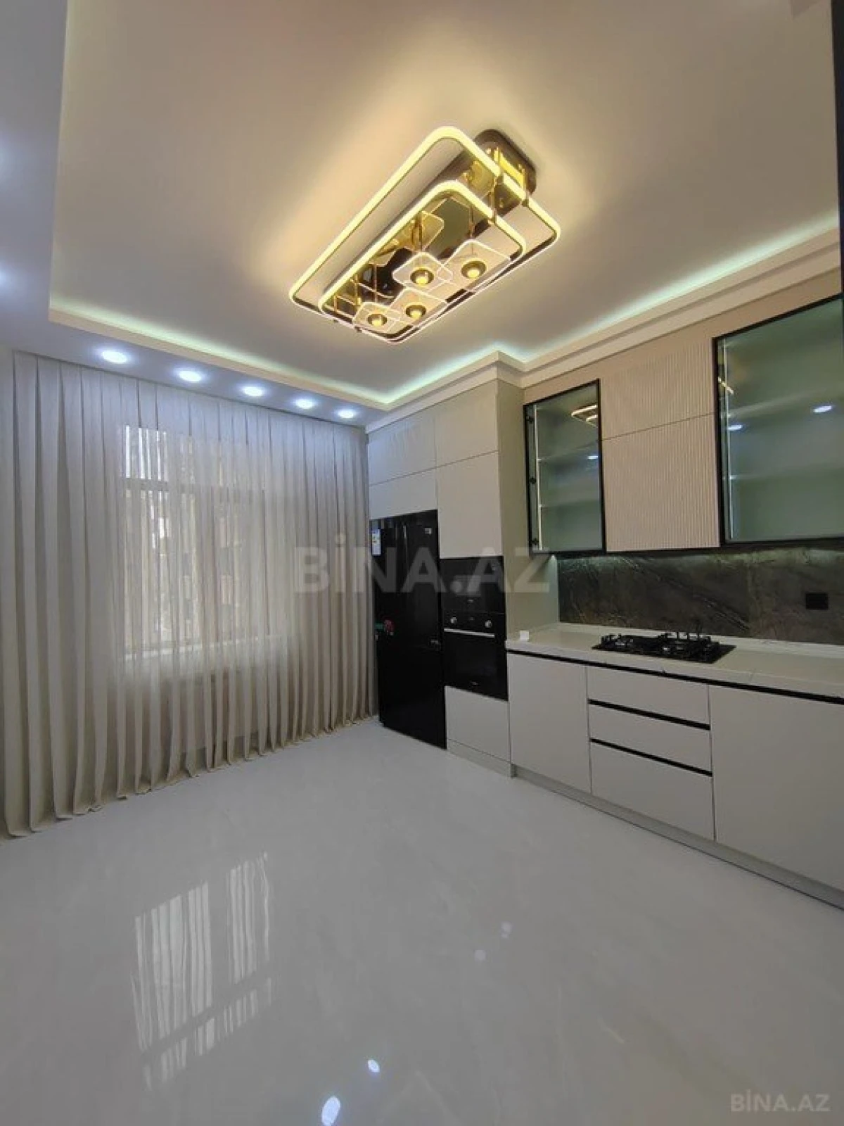 Satılır 3 otaqlı mənzil 151 m²