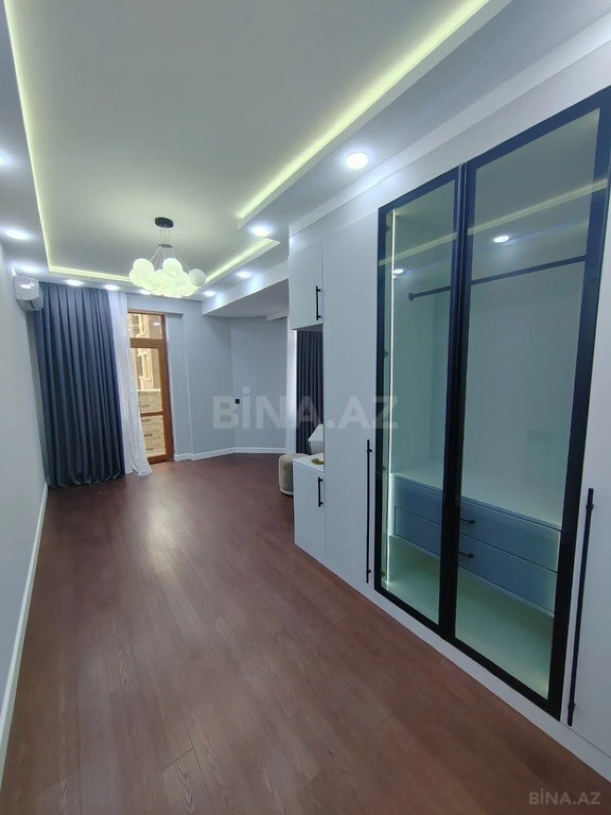 Satılır 3 otaqlı mənzil 151 m²