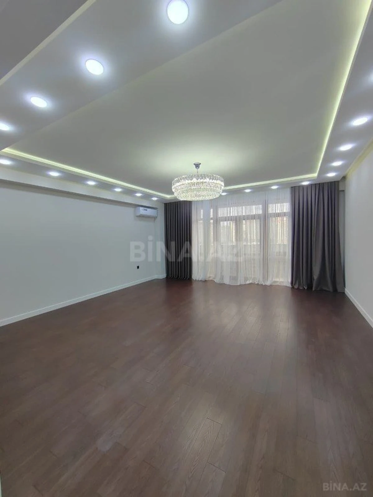 Satılır 3 otaqlı mənzil 151 m²