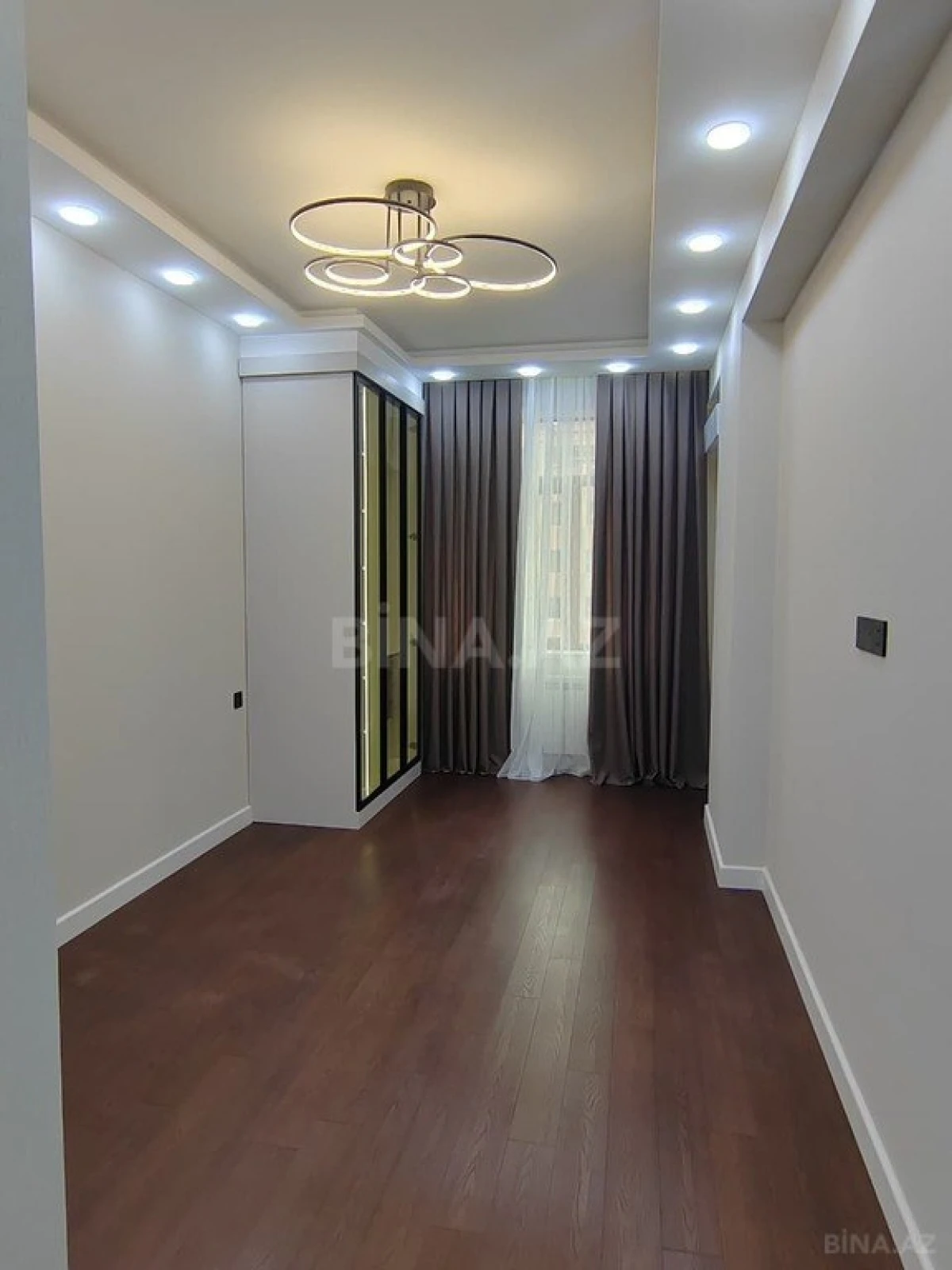 Satılır 3 otaqlı mənzil 151 m²