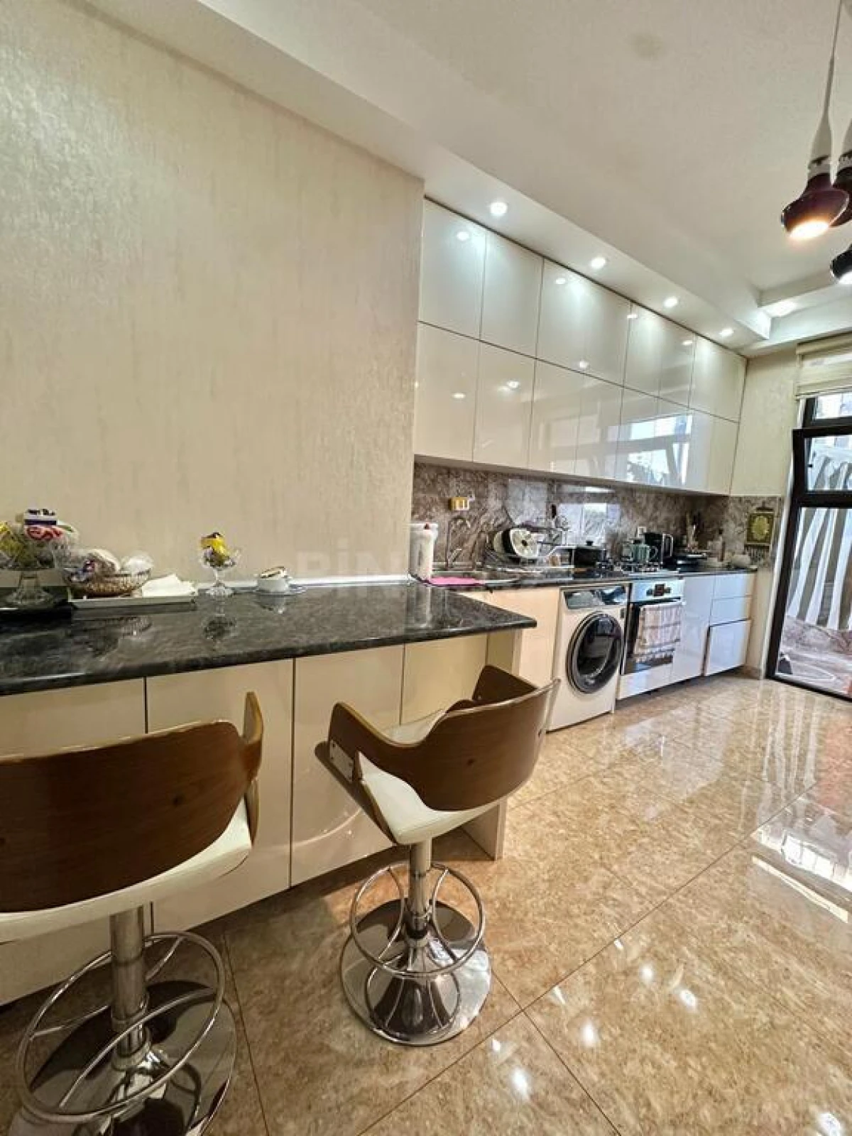 Satılır 2 otaqlı mənzil 105 m²