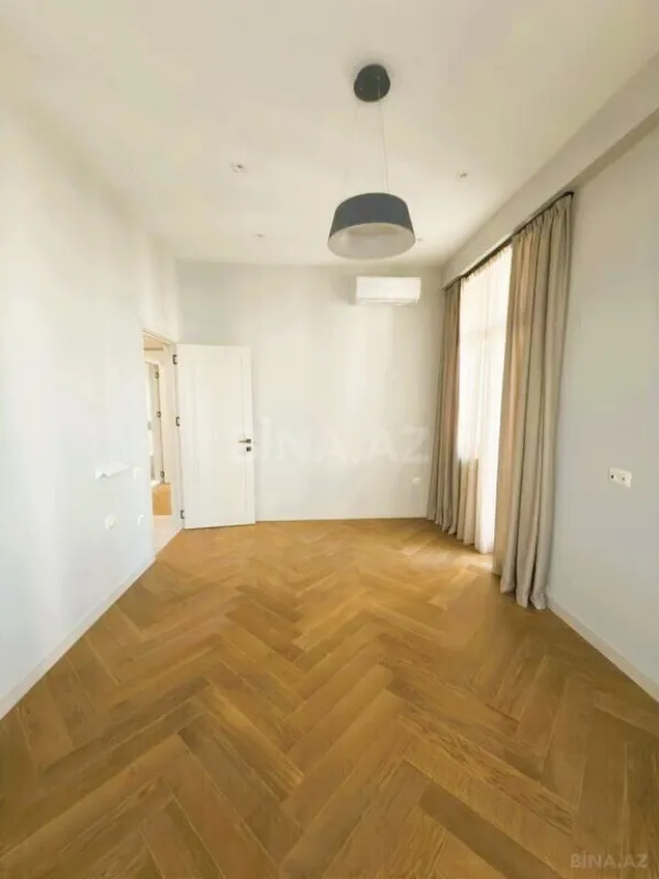 Satılır 3 otaqlı mənzil 145 m²