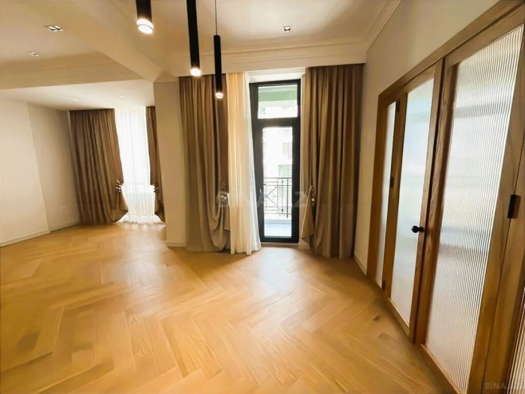 Satılır 3 otaqlı mənzil 145 m²
