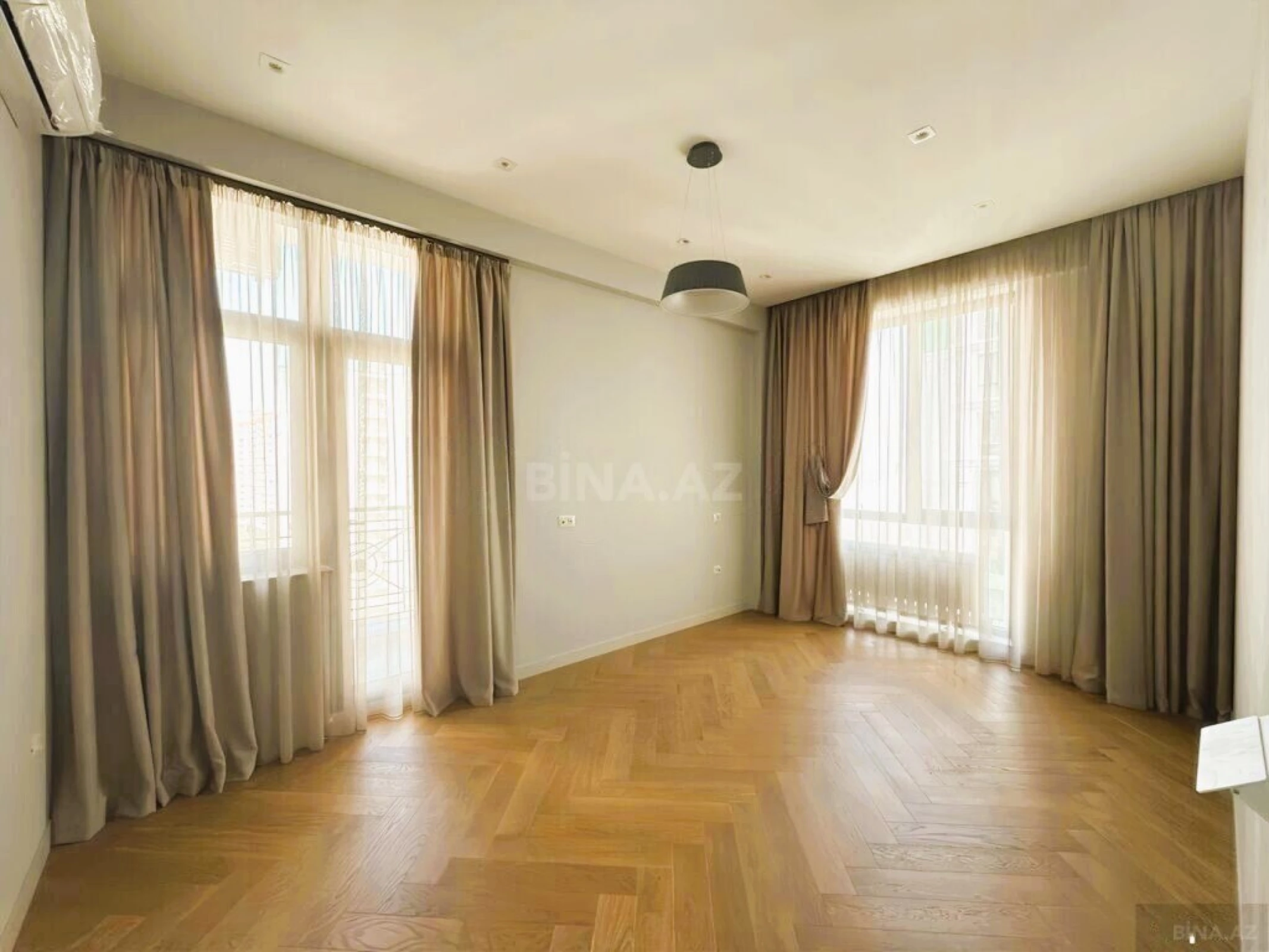 Satılır 3 otaqlı mənzil 145 m²