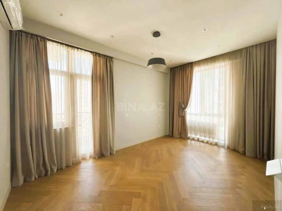 Satılır 3 otaqlı mənzil 145 m²
