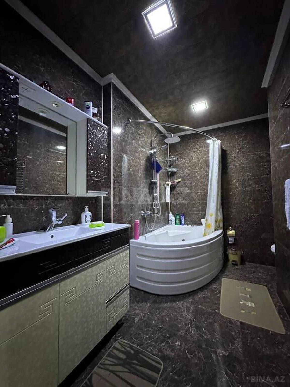 Satılır 7 otaqlı mənzil 140 m²