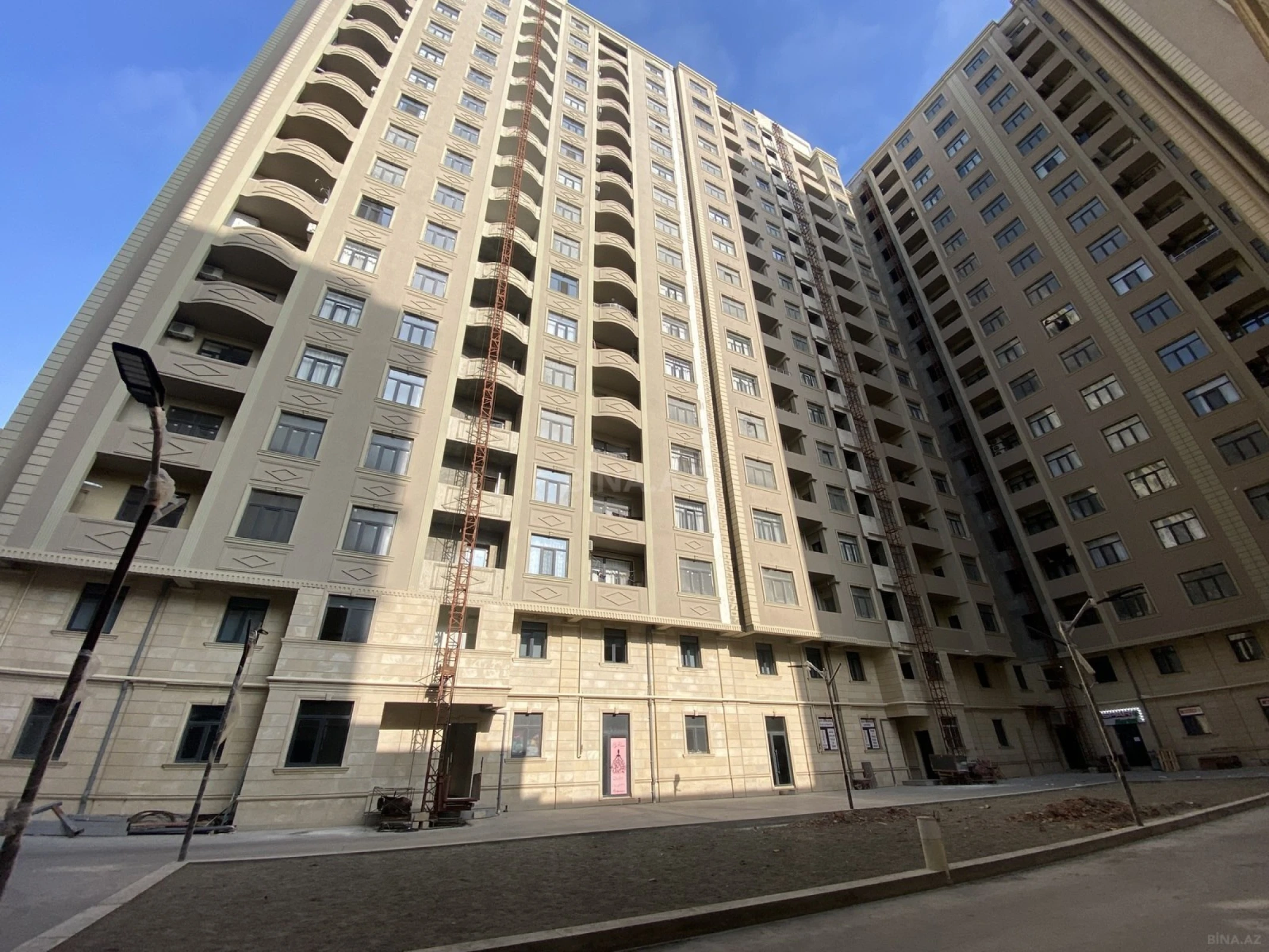Satılır 3 otaqlı mənzil 107 m²