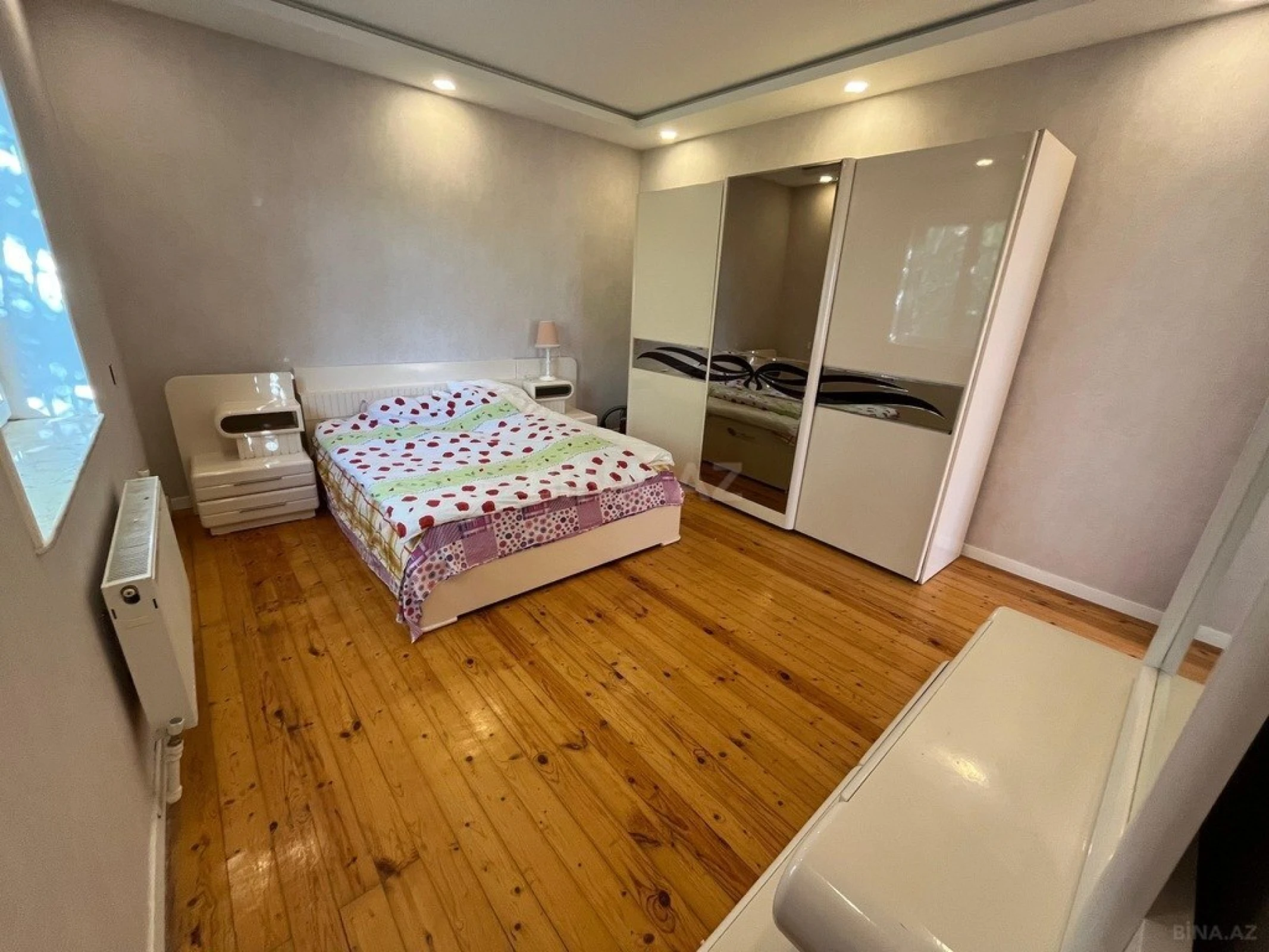 Satılır 7 otaqlı həyət evi 300 m²
