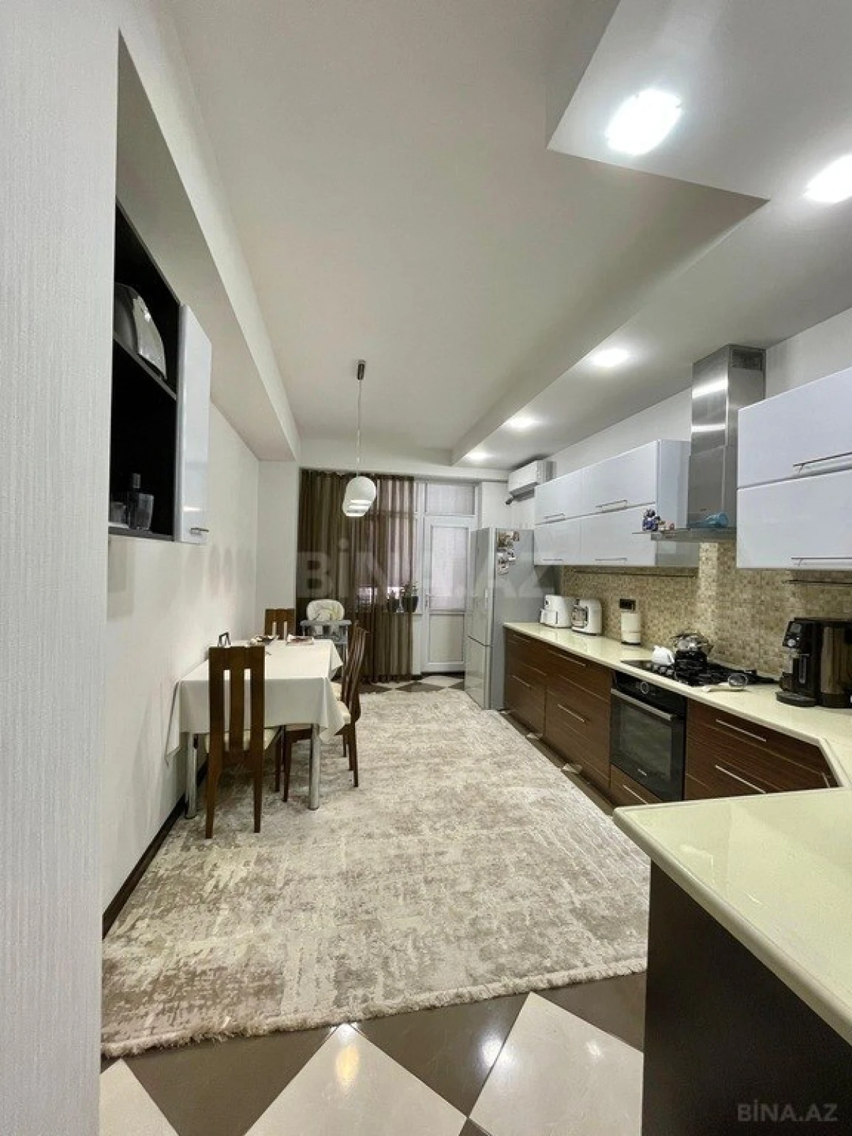 Satılır 3 otaqlı mənzil 121 m²