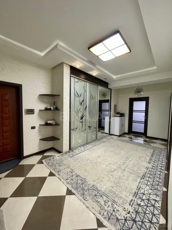 Satılır 3 otaqlı mənzil 121 m²
